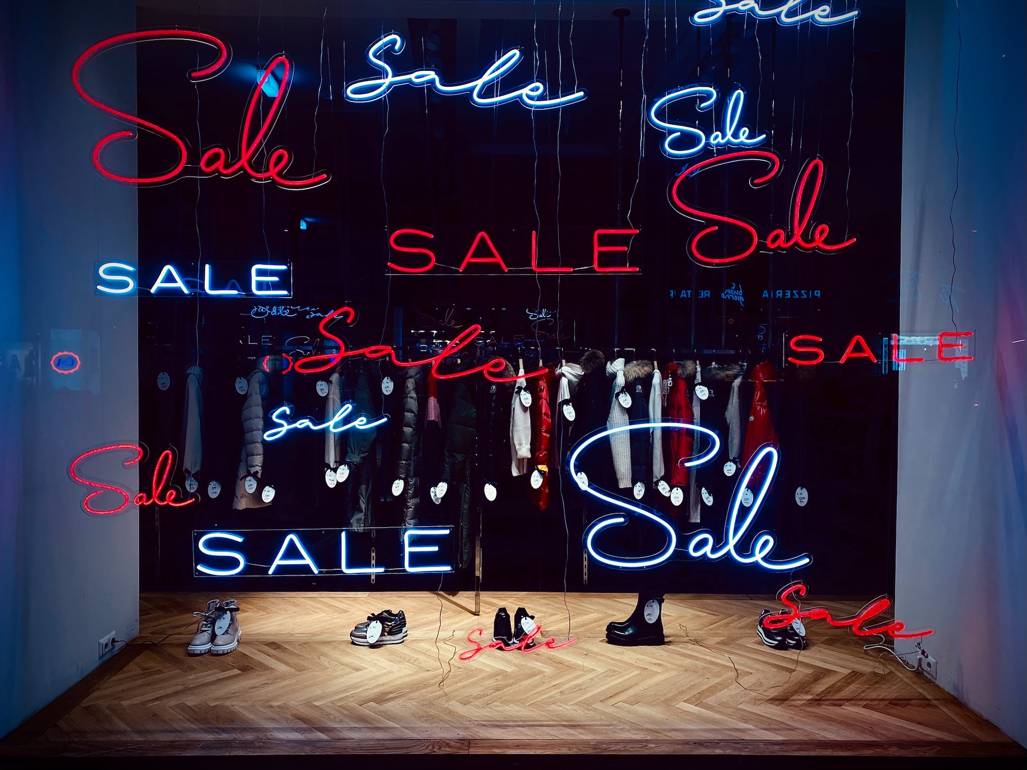 The value of retail sales continues to fall