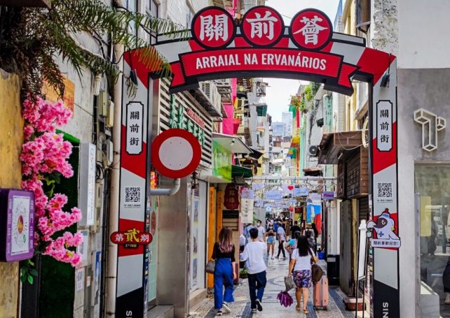 This arty café owner is your guide to the area in and around Rua dos Ervanários